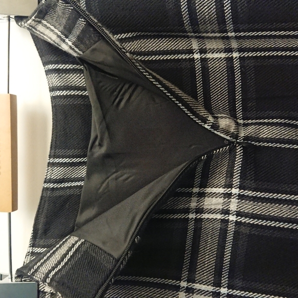Black & grey plaid skirt - Picture 7 of 8